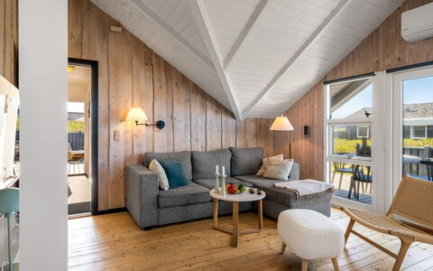 Mimi - 120M from the Sea: Bois, Plafond, Design Intérieur, Domicile, Chalet, Dur, Planche, Tache De Bois, Luminaire, Chaise