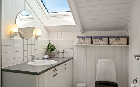 Mimi - 120M from the Sea: Luminaire Plomberie, Design Intérieur, Sol, Évier, Plafond, Sol, Robinet, Salle De Bains, Armoire De Toilette, Plomberie