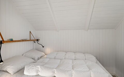 Mimi - 120M from the Sea: Chambre, Bois, Lit, Meubles, Design Intérieur, Drap De Lit, Linge, Literie, Plafond, Sol