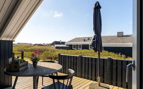 Mimi - 120M from the Sea: Bois, Architecture, Domicile, Toit, Dur, Ombre, Porche, Siding, Planche, Biens