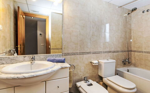 Llevant: Miroir, Robinet, Luminaire Plomberie, Lavabo, Propriété, Évier, Photographier, Armoire De Toilette, Salle De Bains, Bleu