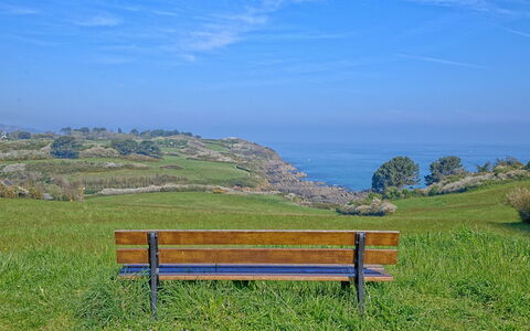 Ker Lolis: Bleu, Extérieur Banc, Vert, Paysage Naturel, Banc, Horizon, Mobilier De Jardin, Prairie, Meubles, Mer