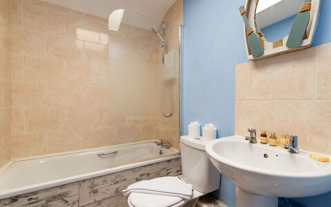 Harbourside Hideaway: Salle De Bains, Luminaire Plomberie, Sol, Sol, Design Intérieur, Toilette, Baignoire, Plomberie, Siège De Toilette, Robinet
