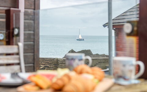 Harbourside Hideaway: Bois, Mer, Océan, Côte, Chalet, Rive, Plage, Ombre, Chaise, Mobilier De Jardin