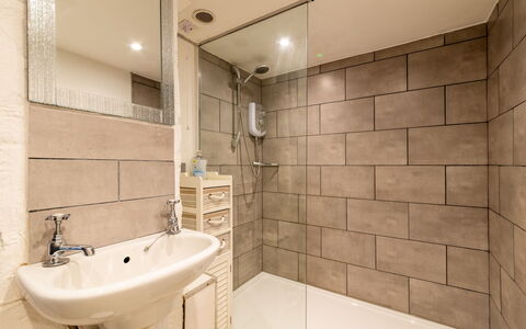 Piskey Cottage: Salle De Bains, Sol, Luminaire Plomberie, Mur, Sol, Design Intérieur, Toilette, Plomberie, Évier, Robinet