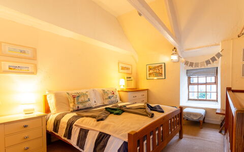 Piskey Cottage: Lit, Meubles, Design Intérieur, Chambre, Literie, Mur, Drap De Lit, Sol, Sol, Bois