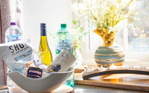 The Cottage: Vaisselle, Bouteille, Serveware, Drinkware, Bouteille En Verre, Aliments, Vaisselle, Porcelaine