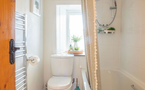The Cottage: Salle De Bains, Luminaire Plomberie, Design Intérieur, Toilette, Sol, Sol, Plomberie, Siège De Toilette, Robinet, Lavabo