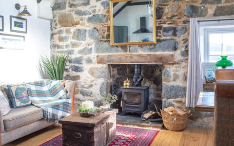 The Cottage: Meubles, Mur, Bois, Design Intérieur, Sol, Foyer, Mur De Pierre, Salon, Domicile, Sol