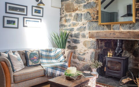 The Cottage: Meubles, Design Intérieur, Mur, Bois, Sol, Salon, Pièce, Sol, Éclairage, Domicile
