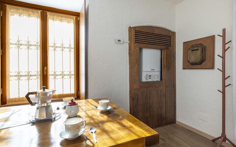 Morelli: Table, Vaisselle, Propriété, Meubles, Bâtiment, Bois, Tasse À Café, Drinkware, Vaisselle