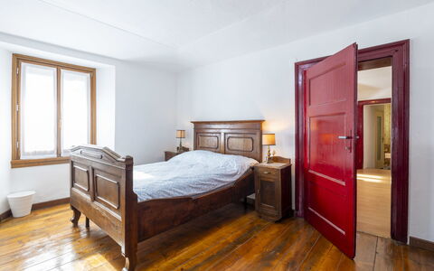 Morelli: Meubles, Cabinetry, Bâtiment, Fenêtre, Confort, Bois, Tiroir, Cadre De Lit, Lit, Textile