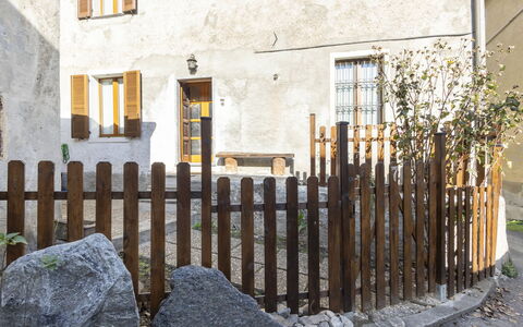 Morelli: Propriété, Fenêtre, Plante, Bois, Clôture, Bâtiment, Surface De La Route, Mur, Accueil Escrime, Façade