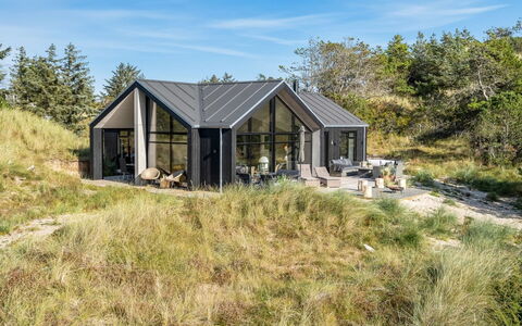 Helga - 900M from the Sea: Bois, Sol, Design Intérieur, Sol, Meubles, Parquet, Pièce, Plafond, Tache De Bois, Dur