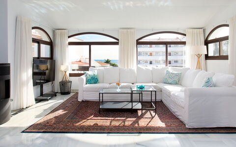 Parador del Mar: Table, Meubles, Propriété, Canapé, Bâtiment, Bleu Azur, Design Intérieur, Confort, Cadre, Salon