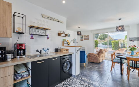 Lésaro: Cabinetry, Cuisine, Éclairage, Comptoir, Design Intérieur, Bois, Électroménager, Cadre, Table