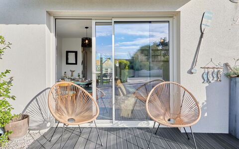 Lésaro: Meubles, Plante, Bois, Bâtiment, Ombre, Design Intérieur, Chaise, Mobilier De Jardin, Ligne, Sol