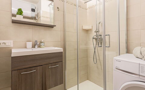 Le Diplomate: Salle De Bains, Sol, Design Intérieur, Luminaire Plomberie, Sol, Armoire De Toilette, Lavabo, Évier, Robinet, Toilette