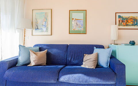 Le Diplomate: Meubles, Bleu, Canapé, Design Intérieur, Coussin, Textile, Sol, Throw Pillow, Sol, Salon