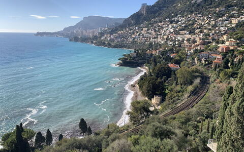 Le Diplomate: L'Eau, Ciel, Montagne, Plante, Bleu Azur, Arbre, Paysage Naturel, Nuage, Cotiers Et Relief Océaniques, Terrain