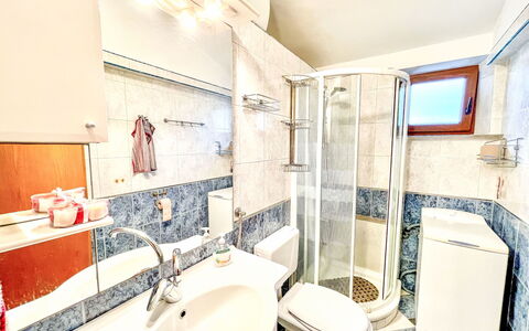 Nada: Miroir, Robinet, Luminaire Plomberie, Lavabo, Évier, Propriété, Salle De Bains, Violet, Design Intérieur, Bâtiment