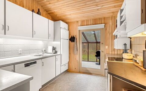 Gjorgjija - 50M from the Sea: Cuisine, Bois, Comptoir, Plafond, Principaux Appliance, Appareil De Cuisine, Design Intérieur, Sol, Domicile, Cabinetry