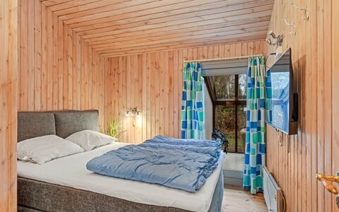 Gjorgjija - 50M from the Sea: Bois, Chambre, Design Intérieur, Sol, Sol, Lit, Meubles, Pièce, Plafond, Drap De Lit