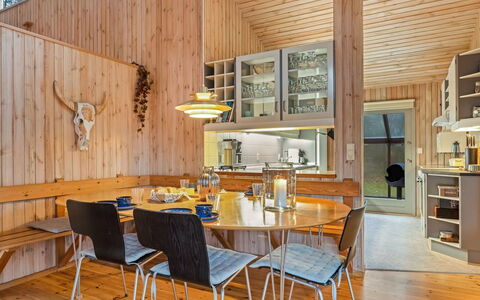 Gjorgjija - 50M from the Sea: Bois, Plafond, Design Intérieur, Meubles, Luminaire, Cuisine, Sol, Sol, Pièce, Domicile