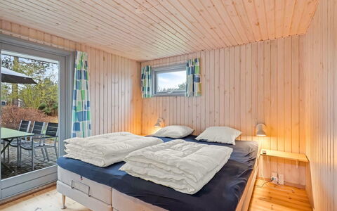 Gjorgjija - 50M from the Sea: Bois, Chambre, Design Intérieur, Meubles, Sol, Lit, Plafond, Domicile, Drap De Lit, Literie