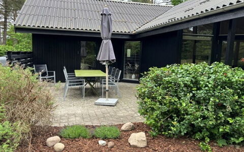 Gjorgjija - 50M from the Sea: Arbuste, Maison, Domicile, Toit, Jardin, Chalet, Couverture De Sol, Ombre, Porte
