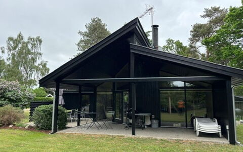 Gjorgjija - 50M from the Sea: Toit, Domicile, Chalet, Ombre, Porche, Batiments Jardin, Siding, Biens, Cour, Pelouse