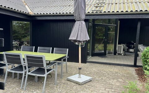 Gjorgjija - 50M from the Sea: Meubles, Mobilier De Jardin, Chaise, Ombre, Domicile, Jardin, Porte, Tableau De Plein Air, Arrière-Cour, Patio