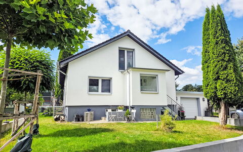 Schieder-Schwalenberg 100: Bâtiment, Maison, Fenêtre, Domicile, Toit, Zone Résidentielle, Façade, Architecture, Chalet, Arbuste