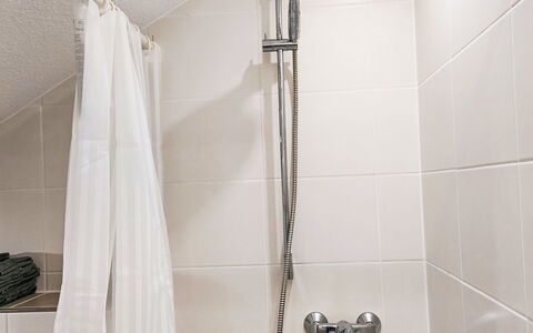Schieder-Schwalenberg 100: Salle De Bains, Luminaire Plomberie, Sol, Douche, Sol, Tete De Douche, Plomberie, Panneau De Douche, Bar De Douche, Tuile
