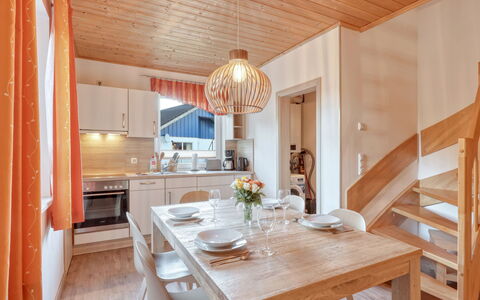 Seebad Altefähr 611: Table, Meubles, Propriété, Chaise, Bois, Design Intérieur, Sol, Table Cuisine Et Salle A Manger, Canapé, Sol