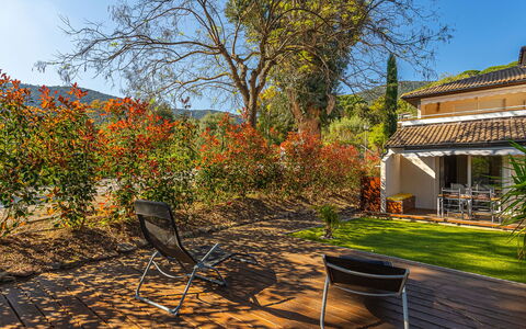 Les Terrasses de Cavalière Ii: Feuille, Ombre, Jardin, Lumière Du Soleil, Aménagement Paysager, Arrière-Cour, Cour, Eco Hôtel, Mobilier De Jardin, Ferme