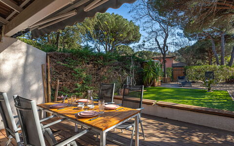 Les Terrasses de Cavalière Ii: Meubles, Bois, Mobilier De Jardin, Chaise, Table, Table Cuisine Et Salle A Manger, Tableau De Plein Air, Ombre, Jardin, Arrière-Cour