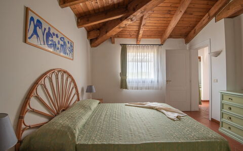 Villetta Mare Blu With Pool, Country Village, Stin: Lit, Design Intérieur, Meubles, Chambre, Drap De Lit, Literie, Bois, Plafond, Sol, Linge