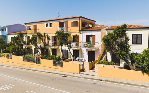 Casa Pavoncelle Apartments In Gallura: Bâtiment, Fenêtre, Zone Résidentielle, Ville, Façade, Quartier, Maison, Domicile, Design Urbain, Établissements Humains