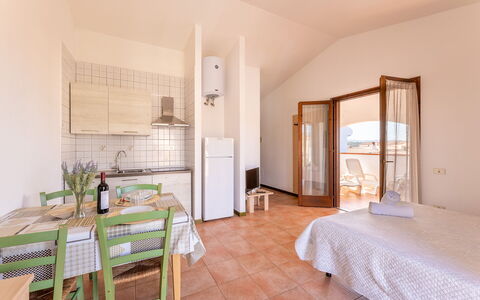 Casa Pavoncelle Apartments In Gallura: Appartement, Meubles, Sol, Chaise, Plafond, Table Cuisine Et Salle A Manger, Balcon, Tache De Bois, Porche, Villa