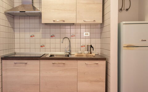 Casa Pavoncelle Apartments In Gallura: Cuisine, Comptoir, Evier, Appareil De Cuisine, Cabinetry, Évier, Principaux Appliance, Luminaire Plomberie, Bois, Sol