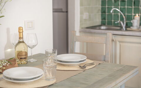 Casa D'orso Green Village Sardegna: Meubles, Vaisselle, Vaisselle, Table, Robinet, Évier, Cabinetry, Bois, Design Intérieur, Drinkware