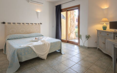 Casa D'orso Green Village Sardegna: Meubles, Propriété, Cabinetry, Confort, Table, Bois, Design Intérieur, Éclairage, Sol, Bâtiment