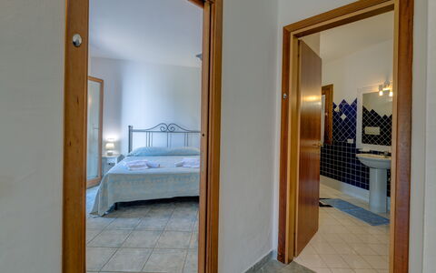 Casa Faro Green Village Sardegna: Bâtiment, Meubles, Confort, Bleu Azur, Cadre De Lit, Miroir, Bois, Lit, Sol, Dur