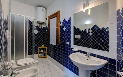 Casa Faro Green Village Sardegna: Robinet, Miroir, Luminaire Plomberie, Évier, Propriété, Lavabo, Salle De Bains, Violet, Éclairage, Design Intérieur