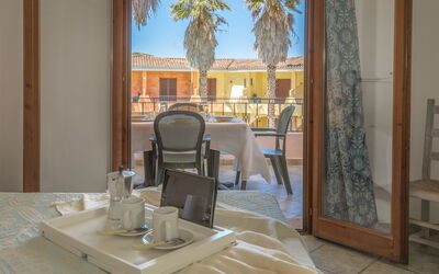 Flats Green Village Sardegna: Propriété, Table, Meubles, Vaisselle, Bâtiment, Textile, Bois, Ombre, Fenêtre