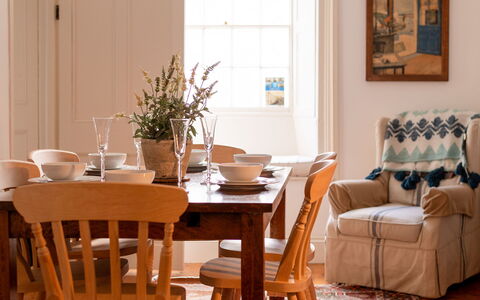 Hillside: Table, Propriété, Bâtiment, Ciel, Fenêtre, Bois, Design Intérieur, Nuage, Éclairage, Mobilier De Jardin