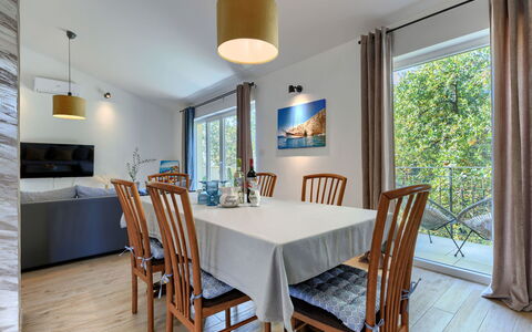 Fameja: Meubles, Design Intérieur, Sol, Bois, Sol, Table Cuisine Et Salle A Manger, Chaise, Salle À Manger, Table, Plafond