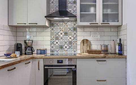 Fameja: Cuisine, Comptoir, Appareil De Cuisine, Cabinetry, Principaux Appliance, Design Intérieur, Sol, Sol, Tuile, Placard