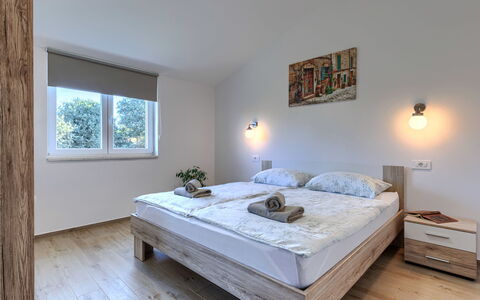 Fameja: Lit, Meubles, Design Intérieur, Chambre, Sol, Bois, Sol, Plafond, Pièce, Literie
